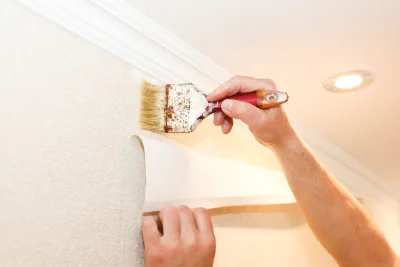 Pose de papier peint à Plouvien — revêtements muraux et toiles de verre